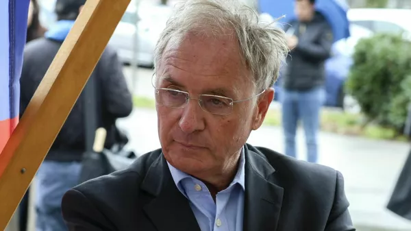 Ale&scaron; Hojs- 13.03.2025 - Janez Jan&scaron;a oddal svoj podpis PROTI PRIVILEGIJEM na Upravni enoti, Linhartova //FOTO: Jaka Gasar