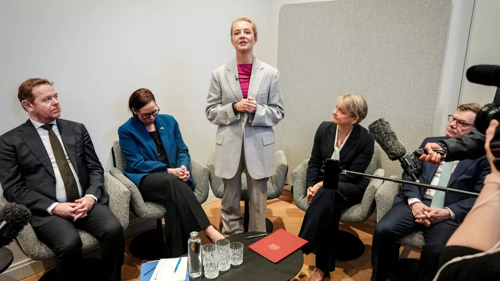 14 February 2026, Bavaria, Munich: Julija Nawalnaya (C), Russian human rights activist and wife of Russian opposition leader and dissident Alexei Navalny, gives a press statement alongside Johann Wadephul (R), German Foreign Minister, on the death and circumstances surrounding the death of the opposition figure on the sidelines of the 62nd Munich Security Conference (MSC) in the presence of Yvette Cooper, Foreign Secretary of the United Kingdom. Photo: Kay Nietfeld/dpa