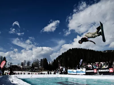 Glavni atrakciji dnevnega programa bosta tekmovanje na Luži in zabava na Slip'n Slide toboganu (&scaron;tevilo mest je omejeno). Za neomejeno zabave pa bodo v bližini Luže &scaron;e &scaron;tevilni rekreativni izzivi Smučarske zveze Slovenije, aktivacije partnerjev dogodka, hrana, pijača ter zabava z didžejem in MC-jem.