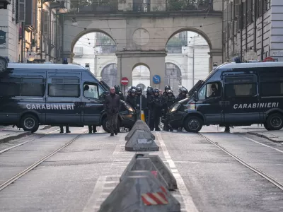 31 January 2026, Italy, Turin: Police officers are deployed during a national demonstration following the eviction of the Askatasuna social center in December 2025, which has established Turin as a key reference point for anarchist, antifascist, and radical left movements. Photo: Elena Vizzoca/SOPA Images via ZUMA Press Wire/dpa