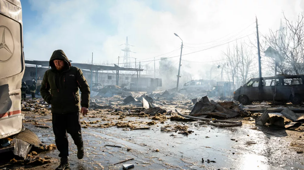 10 February 2026, Ukraine, Slovyansk: A resident walks near one of the sites hit by multiple Russian guided bombs in Slovyansk. Photo: Tommaso Fumagalli/ZUMA Press Wire/dpa / Foto: Tommaso Fumagalli