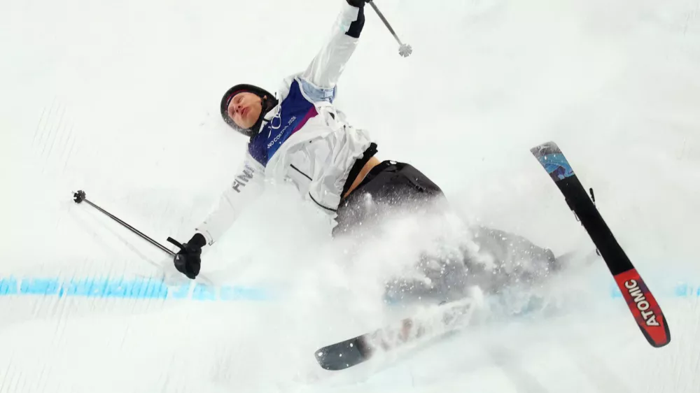 Milano Cortina 2026 Olympics - Freestyle Skiing - Men's Freeski Big Air Qualification - Livigno Snow Park, Livigno, Italy - February 15, 2026. Elias Lajunen of Finland crashes during his first run of Men's Freeski Big Air Qualification REUTERS/Marko Djurica