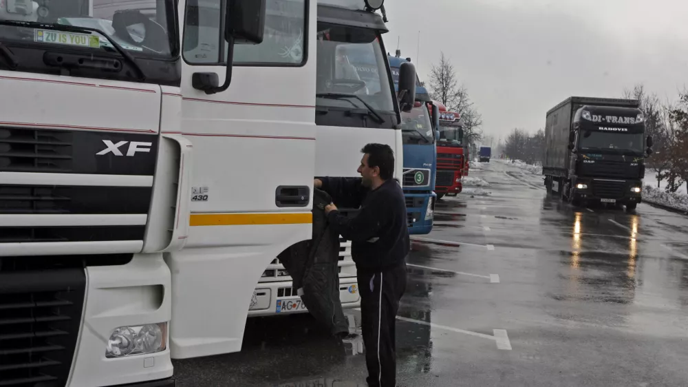 - Počivali&scaron;če Barje - parkiri&scaron;če za tovorna vozila - tovornjaki - kamioni, omejitev prometa na cestah - //FOTO: Bojan Velikonja