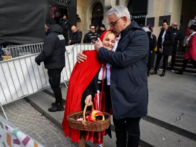 Županja Ptuja Nu&scaron;ka Gaj&scaron;ek oblečena v rdečo kapico in Matjaž Han oblečen v predsednika SD v času pustnih norčij na Ptuju. 