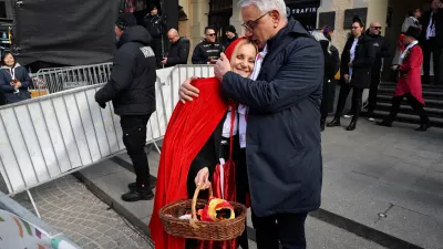 Županja Ptuja Nu&scaron;ka Gaj&scaron;ek oblečena v rdečo kapico in Matjaž Han oblečen v predsednika SD v času pustnih norčij na Ptuju. 