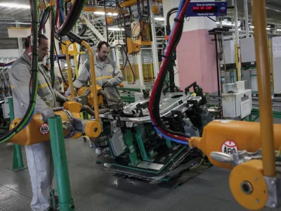 - tovarna - proizvodnja linija - linijska kontrolna postaja in povezovalni tekoči trak - revozovi delavci- 07.05.2014 - REVOZ d.d., podjetje za proizvodnjo in komercializacijo avtomobilov Novo mesto - nova proizvodna linija za novi model Renaultovega twinga - odprtje novih proizvodnih linij v okviru naložbenega projekta Edison, ki je poleg twinga predvidena tudi proizvodnja vozil Daimlerjeve znamke Smart//FOTO: Luka Cjuha