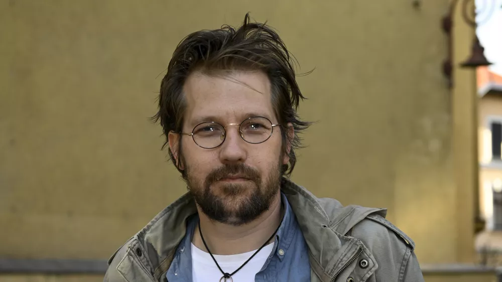 - 03.05.2022 - Ja&scaron;a Jenull, gledali&scaron;ki režiser in aktivist, umetni&scaron;ki vodja mednarodne skupine THIRD HAND, član Protestne ljudske skup&scaron;čine na petkovih kolesarskih protestih proti vladi Janeza Jan&scaron;e //FOTO: Nik Erik Neubauer