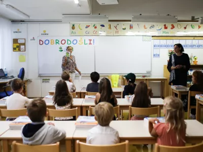 - prvo&scaron;olčki- Osnovna &scaron;ola O&Scaron; Vič, Abramova ulica 26 v Ljubljani - 01.09.2022 - Prvi &scaron;olski dan v novem &scaron;olskem letu 2022/23 &ndash; novo &scaron;olsko leto za 194.562 osnovno&scaron;olcev med njimi 20.797 prvo&scaron;olcev in okrog 79.000 dijakov &ndash; prvo&scaron;olci - osnovno&scaron;olci - &scaron;olstvo //FOTO: Bojan Velikonja