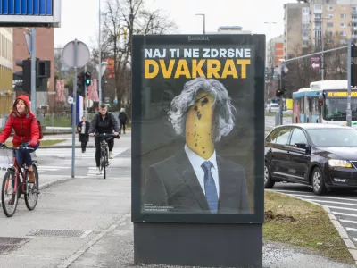 - Predvolilni plakat SDS na Celov&scaron;ki cesti v Ljubljani,- Geslo: Naj ti ne zdrsne dvakrat,- 10.02.2026. - Državnozborske volitve 2026.//FOTO: Bojan Velikonja