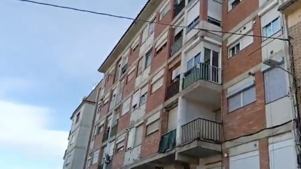 Požar je izbruhnil v skladi&scaron;ču na vrhu petnadstropnega stanovanjskega bloka Foto: zajem zaslona X