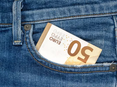 Bankovec, ki nas lahko re&scaron;i iz zadrege. / Foto: Istock