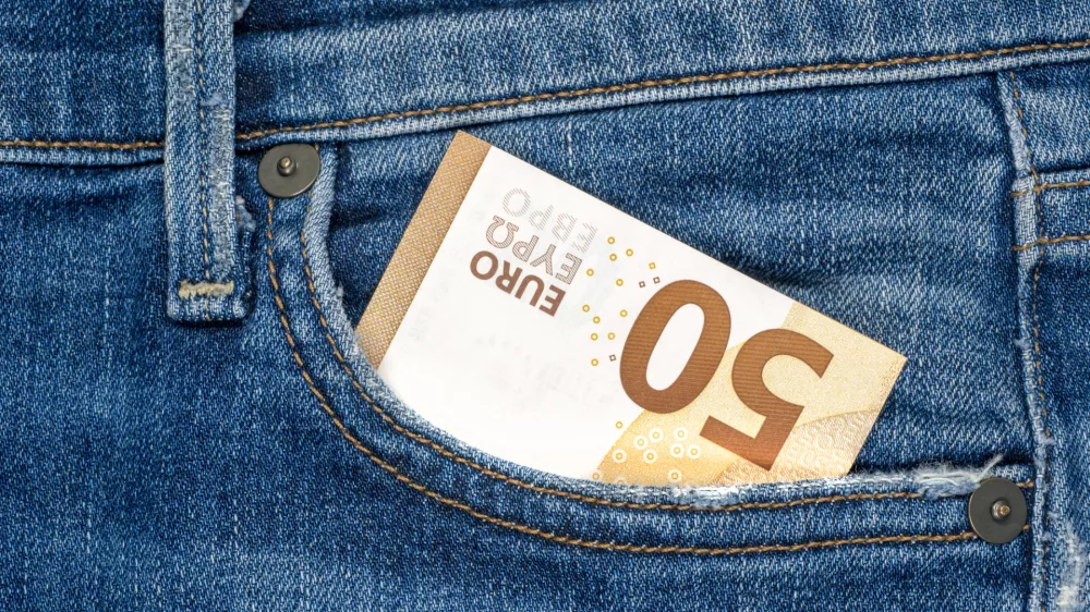 Bankovec, ki nas lahko re&scaron;i iz zadrege. / Foto: Istock