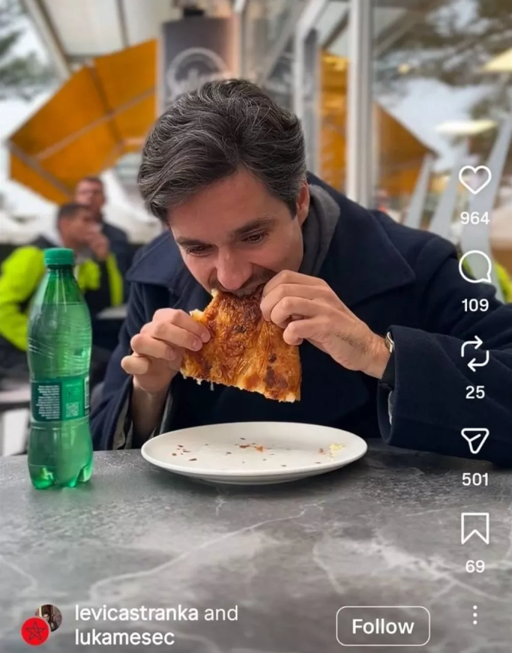  Minister za delo Luka Mesec z burekom in radensko / Foto: Zajem Slike, Instagram