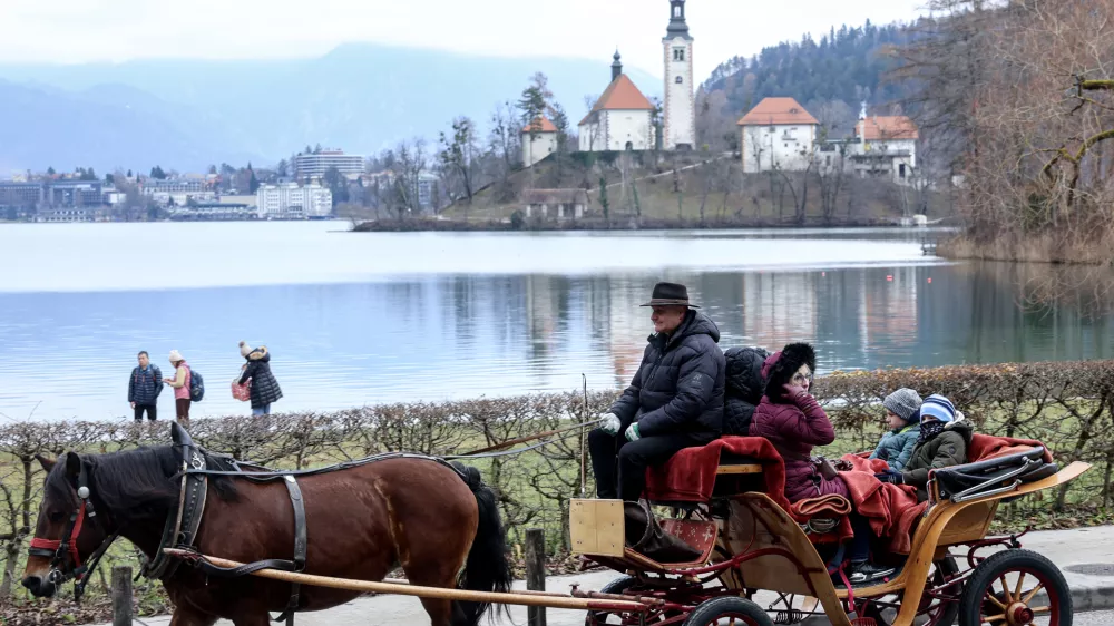 - 21.12.2025 - Božič, Bled, Blejsko jezero - turisti//FOTO: Jaka Gasar