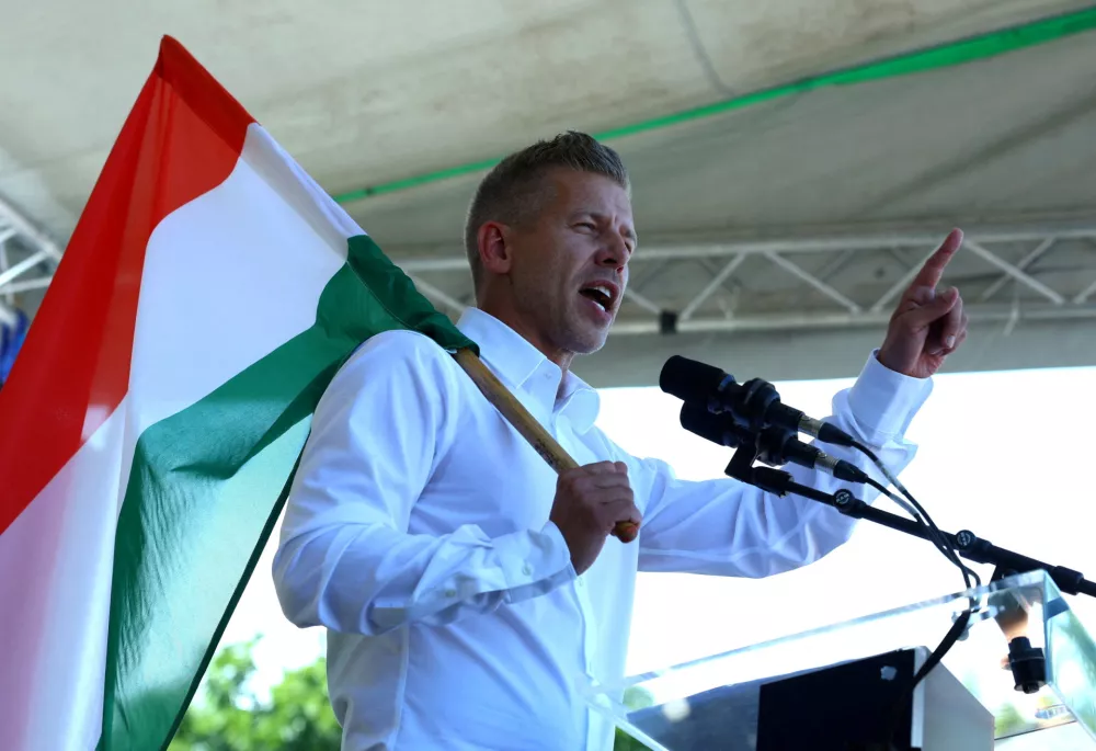 FILE PHOTO: Peter Magyar, leader of the opposition Tisza party, delivers a speech at a rally near the venue of the ruling Fidesz party closed doors meeting where Prime Minister Viktor Orban discusses campaign issues with party officials in Kotcse, Hungary September 7, 2025. REUTERS/Bernadett Szabo/File Photo