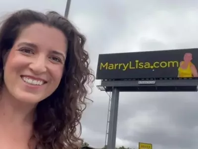 Lisa Catalano ljubezen i&scaron;če prek jumbo plakatov in oglasov.