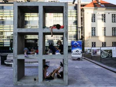 simbolična fotografija - stanovanjska kriza, stanovanjska politika.- 19.08.2021- umetni&scaron;ka instalacija in performans 'Spomenik stanovanjski krizi', v izvedbi umetni&scaron;kega kolektiva Kvadratni meter,FOTO: Bojan Velikonja
