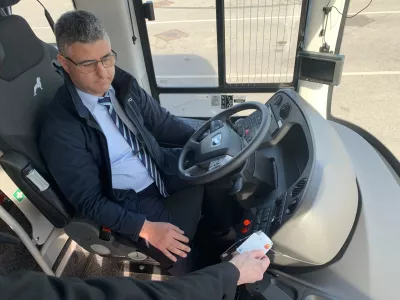 Brnik.Novinarska konferenca Druzbe za upravljanje javnega potniskega prometa, na kateri so predstavili uvedbo bancnega brezsticnega placevanja v medkrajevnem javnem potniskem prometu.Foto: STA