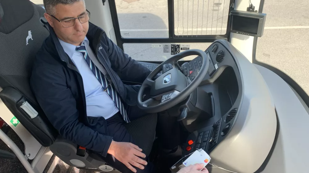 Brnik.Novinarska konferenca Druzbe za upravljanje javnega potniskega prometa, na kateri so predstavili uvedbo bancnega brezsticnega placevanja v medkrajevnem javnem potniskem prometu.Foto: STA