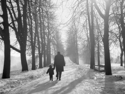 sprehod po parku / Foto: Marjan Ciglič, Hrani Muzej Novej&scaron;e In Sodobne Zgodovine Slovenije