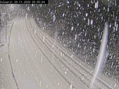 Na Kočevskem, Notranjskem in Dolenjskem je sinoči sneg pobelil ceste. 