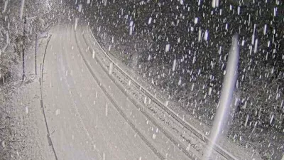 Na Kočevskem, Notranjskem in Dolenjskem je sinoči sneg pobelil ceste. 