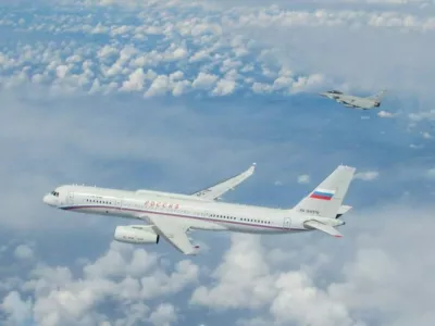 Pred leti so letalo prestregla britanska lovska letala. Takrat je nastala ta fotografija. / Foto: Raf