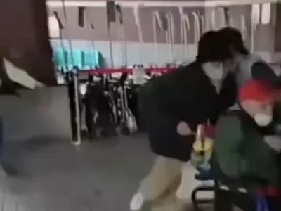 Pred vhodom so ga pričakali trije sinovi, tri snahe in &scaron;tirje vnuki. Foto: zajem zaslona X