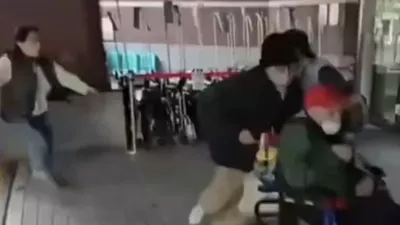 Pred vhodom so ga pričakali trije sinovi, tri snahe in &scaron;tirje vnuki. Foto: zajem zaslona X