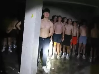 Iniciacijski obred &scaron;tudentske bratov&scaron;čine na univerzi Iowa. 