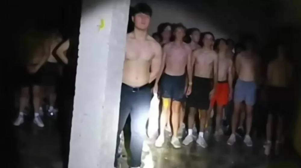 Iniciacijski obred &scaron;tudentske bratov&scaron;čine na univerzi Iowa. 