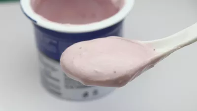 Blueberry flavored yoghurt in a spoon, Small cup of yogurt which is sour food perfect for desserts / Foto: Jeevan Gb, Getty Images