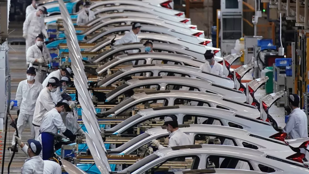 Employees work on a production line inside a Dongfeng Honda factory after lockdown measures in Wuhan, the capital of Hubei province and China's epicentre of the novel coronavirus disease (COVID-19) outbreak, were further eased, April 8, 2020. REUTERS/Aly Song
