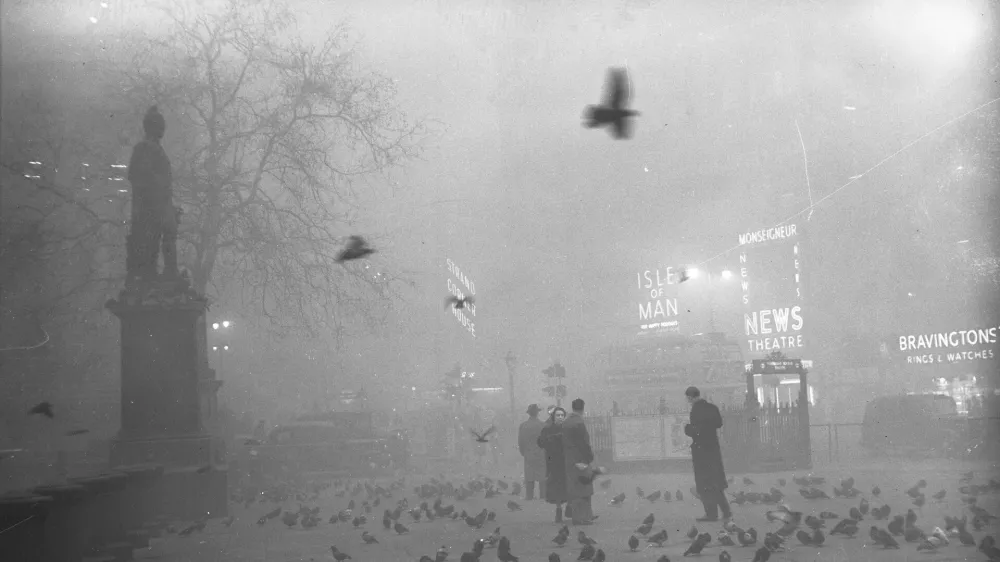 Sloviti trg, Trafalgar Square, ko se je začela megla spu&scaron;čati. / Foto: Profimedia