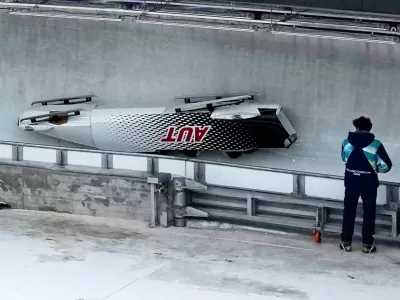 Austria's team Jakob Mandlbauer, Daniel Bertschler, Sebastian Mitterer and Daiyehan Nichols-Bardi crashes during a four man bobsled run at the 2026 Winter Olympics, in Cortina d'Ampezzo, Italy, Saturday, Feb. 21, 2026. (AP Photo/Aijaz Rahi) / Foto: Aijaz Rahi