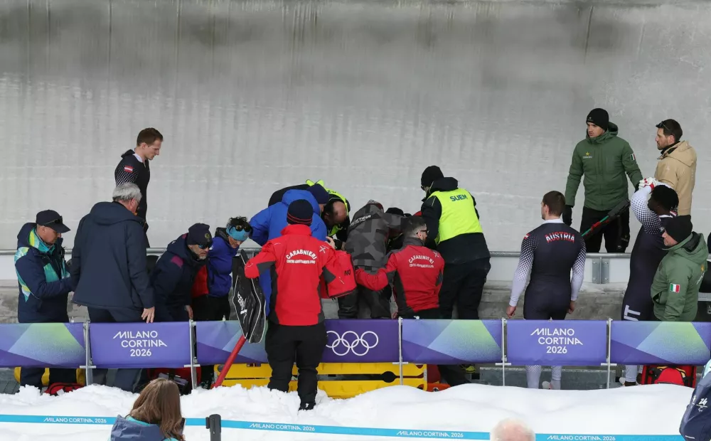 Milano Cortina 2026 Olympics - Bobsleigh - 4-man Heat 2 - Cortina Sliding Centre, Cortina d'Ampezzo, Italy - February 21, 2026. Jakob Mandlbauer of Austria, Daniel Bertschler of Austria, Sebastian Mitterer of Austria, Daiyehan Nichols-Bardi of Austria crash during Heat 2 REUTERS/Athit Perawongmetha / Foto: Athit Perawongmetha