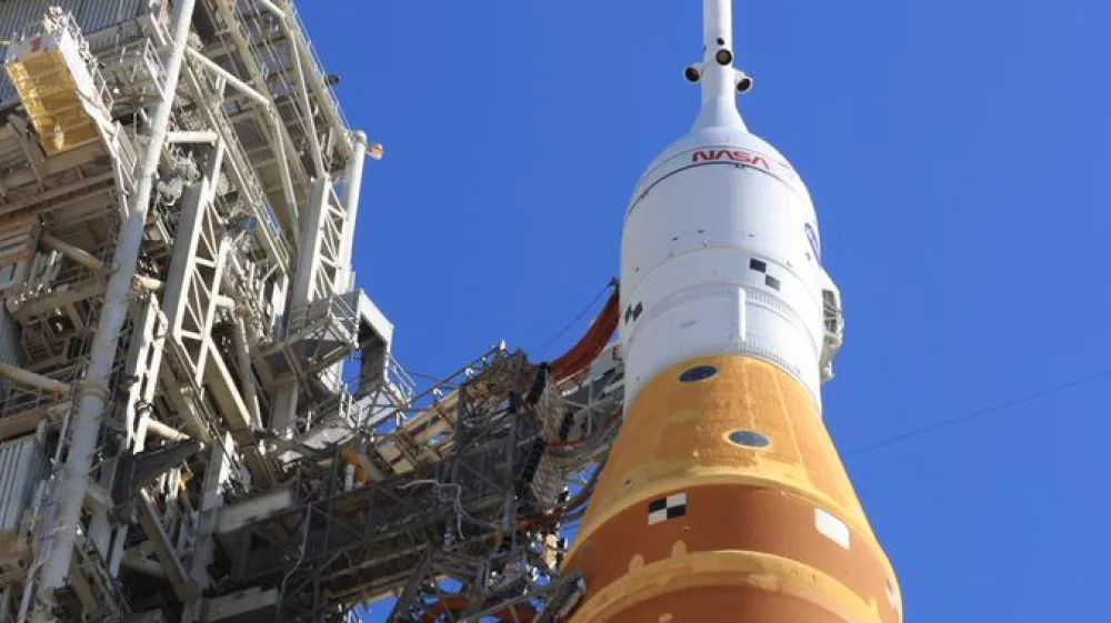 This image provided by NASA shows NASA's moon rocket sits on the pad at Kennedy Space Center in Florida on Thursday, Feb. 19, 2026. (NASA via AP) / Foto: 