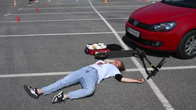 E - SKIROSKIRO SIMBOLIČNA FOTOGRAFIJAvarnost v prometu električni skiroprometna nesrečasmrt v prometupromettrčenjetrk14.05.2025 Novinarska konferenca: " Varno z e-skirojem "FOTO: Nik Erik Neubauer