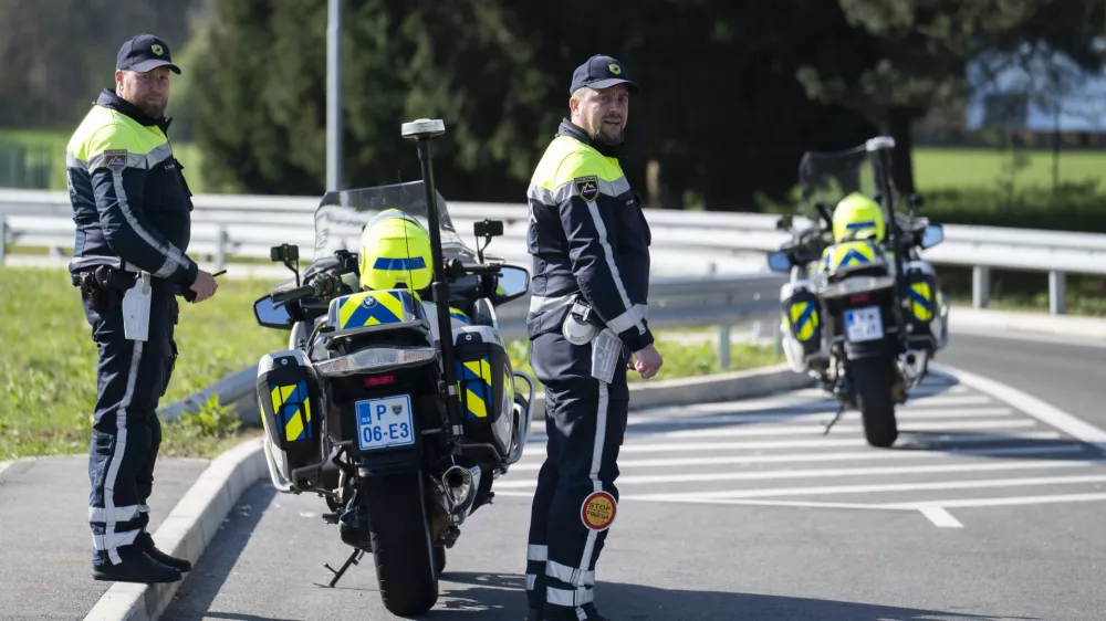 prometni nadzorpolicija - simbolična fotografijaprometna policijavarnost v prometupolicija na motorjihmotoristična policijaprehitri voznikiavtocestna policija08.04.2025 Policijski nadzor, počivali&scaron;če PovodjeFOTO: Nik Erik Neubauer
