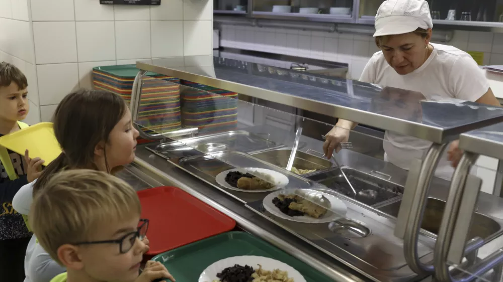 8.11.2024 - O&Scaron; Tone Čufar - osnovna &scaron;ola - &scaron;olska prehrana - kosilo - prvo&scaron;olčki - &scaron;olarji - slovenska hrana - jedilnicaFOTO: LUKA CJUHA