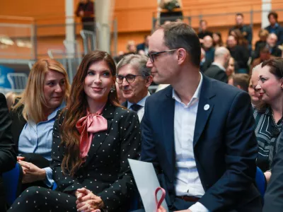 Logatec, sportna dvorana.Konvencija stranke Demokrati. Anzeta Logarja, na kateri so predstavili kandidatke in kandidate stranke za drzavnozborske volitve.Podpredsednica stranke Eva Irgl in predsednik stranke Anze Logar.Foto: STA