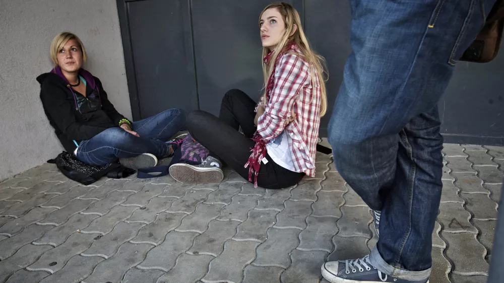 najstniki- Kočevje 2011 - vandalizem - &scaron;tevilni nočni požigi - razmi&scaron;ljajo o policijski uri, da bi vsem mlaj&scaron;im od 16 let po 22. uri prepovedovali zbiranje na prostem  //FOTO: Jaka Adamič