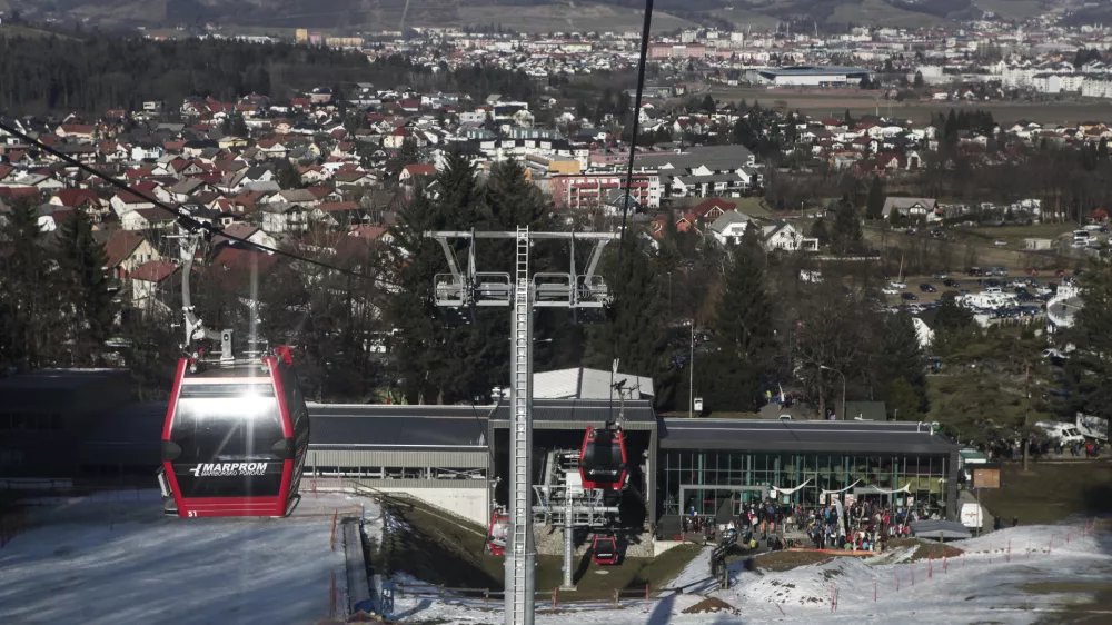 - Pohorska vzpenjača - gondola -- 21.02.2015 - Smuči&scaron;če Mariborsko Pohorje - &Scaron;portni center Pohorje - največji smučarski center v Sloveniji -  ///FOTO: Luka Cjuha.