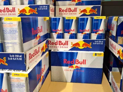 Red Bull Energydrink bzw Energy Drink in der Dose. Die Red Bull GmbH ist ein 1984 von Dietrich Mateschitz zusammen mit der thail?ndischen Unternehmerfamilie Yoovidhya gegr?ndetes ?sterreichisches Unternehmen mit Hauptsitz in Fuschl am See. Ihr bekanntestes Produkt ist der gleichnamige Energydrink RedBull. Das Unternehmen ist in den Gesch?ftsfeldern Getr?nke, Sportmanagement und Medien t?tig *** Red Bull Energydrink or energy drink in a can Red Bull GmbH is an Austrian company founded in 1984 by Dietrich Mateschitz together with the Thai entrepreneurial family Yoovidhya and headquartered in Fuschl am See Its best-known product is the energy drink of the same name RedBull The company is active in the beverage, sports management and medNo Use Switzerland. No Use Germany. No Use Japan. No Use Austria