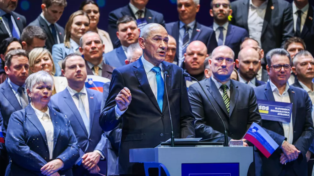 Ljubljana, Odiseja.Predvolilna konvencija SDS, na kateri so kandidati SDS za drzavnozborske volitve predstavili program Za Slovenijo, ob 37. obletnici ustanovitve obeh predhodnic SDS (SDZ in SDSS) pa bodo podelili tudi najvisje priznanje stranke, diamantni znak SDS.