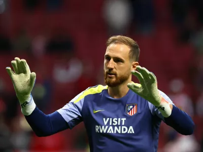 Soccer Football - LaLiga - Atletico Madrid v Levante - Riyadh Air Metropolitano, Madrid, Spain - November 8, 2025 Atletico Madrid's Jan Oblak during the warm up before the match REUTERS/Susana Vera