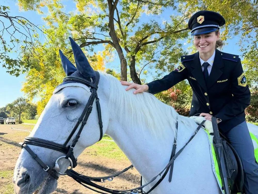 Nika Vodan po besedah domačih počne vse mogoče, rada vozi tudi traktor, uradno pa rada zahaja službenega konja. 