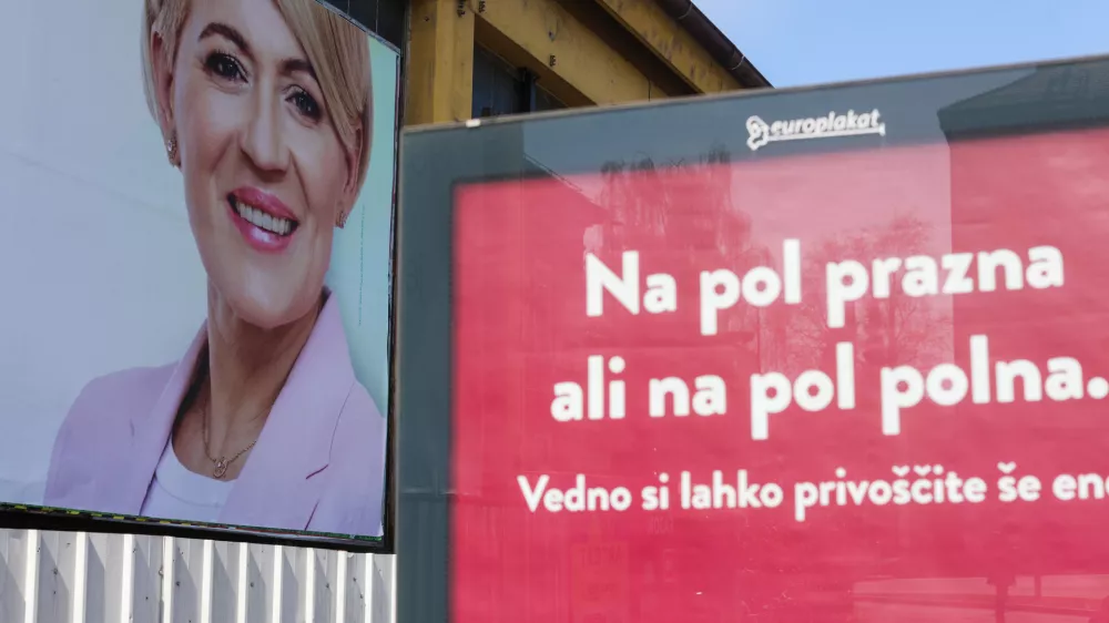 Plakat Aleksandra Pivec Na&scaron;a dežela.- 11.04.2022 - Parlamentarne volitve 2022 - Volitve devetega sklica Državnega zbora Republike Slovenije - predvolilni plakati - //FOTO: Bojan Velikonja