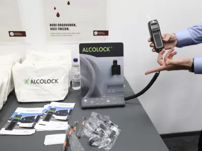 - alcolock" - alkoholna ključavnica, ki prepreči zagon avtomobila, če vsebnost alkohola preseže dovoljeno mejo,07.11.2023 - Izpitni center Ljubljana -&nbsp;mednarodna strokovna konferenca:&nbsp;&raquo;Alkoholne ključavnice &ndash; evropske prakse in napredne strategije za zmanj&scaron;evanje vožnje pod vplivom alkohola&laquo;.&nbsp;//FOTO: Luka Cjuha