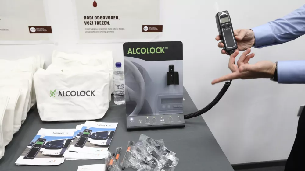 - alcolock" - alkoholna ključavnica, ki prepreči zagon avtomobila, če vsebnost alkohola preseže dovoljeno mejo,07.11.2023 - Izpitni center Ljubljana -&nbsp;mednarodna strokovna konferenca:&nbsp;&raquo;Alkoholne ključavnice &ndash; evropske prakse in napredne strategije za zmanj&scaron;evanje vožnje pod vplivom alkohola&laquo;.&nbsp;//FOTO: Luka Cjuha